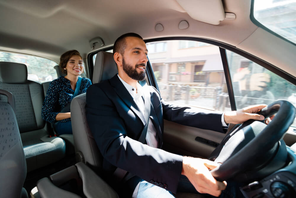 66 - chauffeur de taxi et passagère souriante