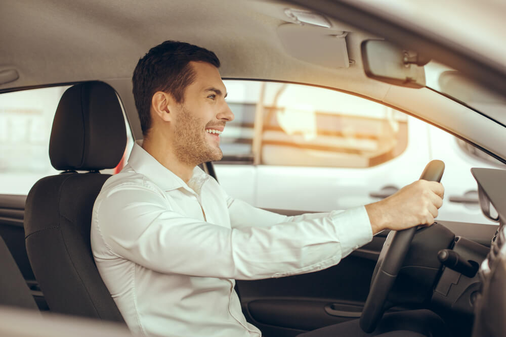 61 - conducteur de taxi souriant