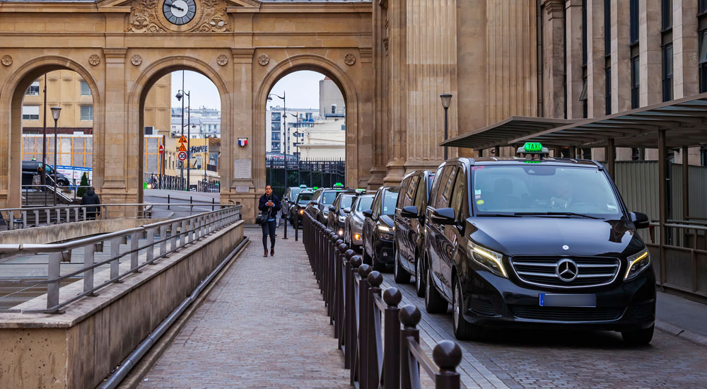 77 - file de taxis dans paris