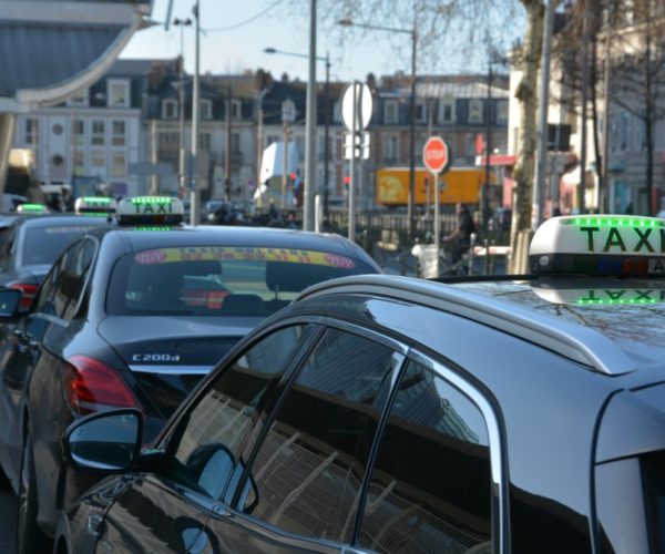 TAXIS VUS DE DOS EN STATION 07 (Custom) 26- taxi vu de la station